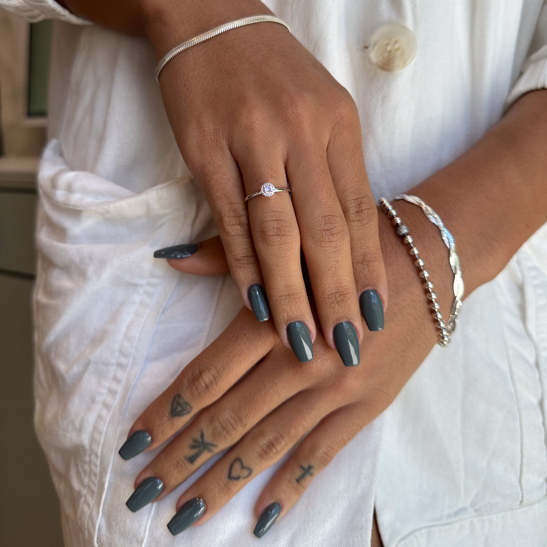 Anel Solitário Luza com Pedra Rosa Rodeada de Zircônias em Prata 925