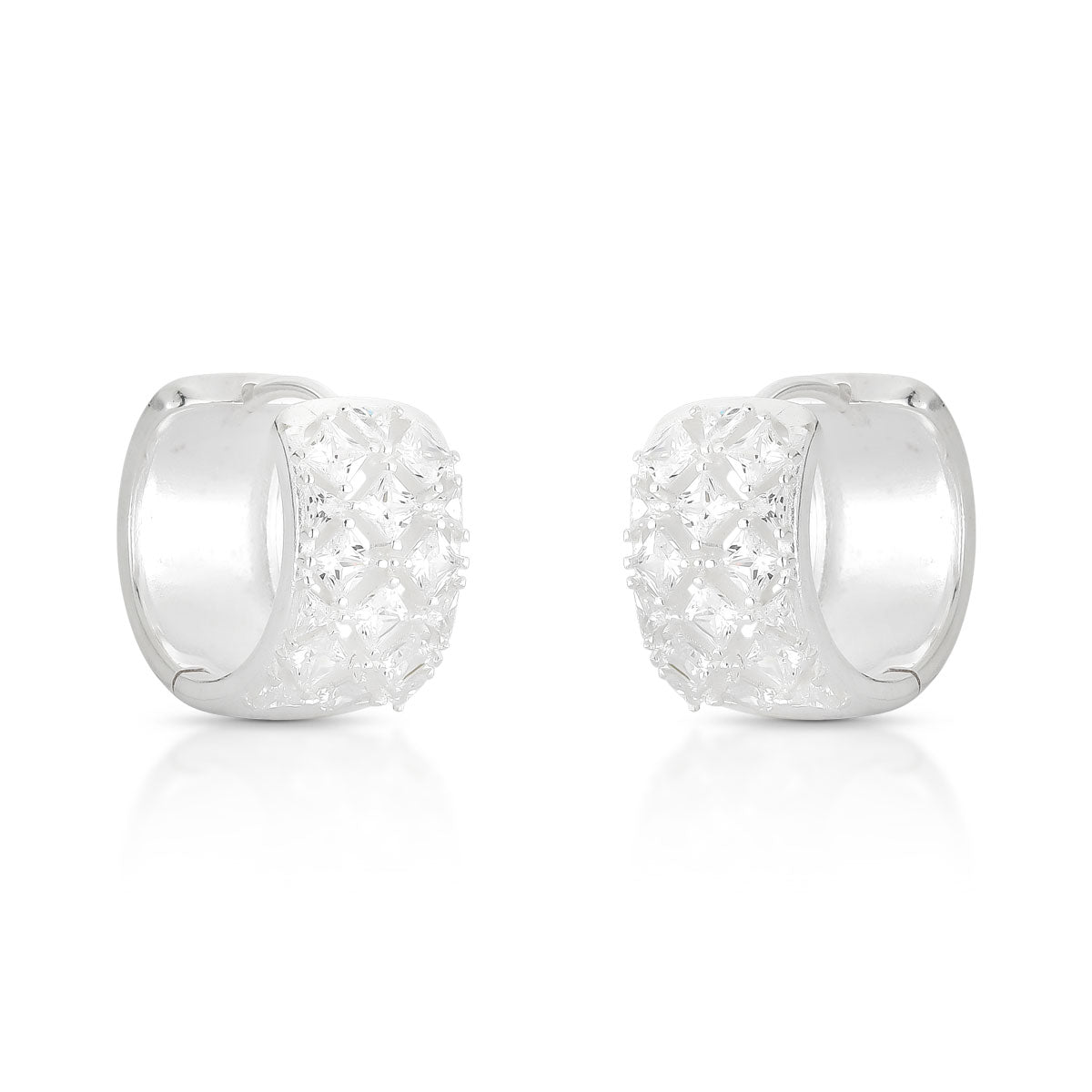 BRINCO ARGOLA LUZA MÉDIA BOLEADA CRAVEJADA COM ZIRCÔNIA EM FORMATO TRIANGULAR EM PRATA 925