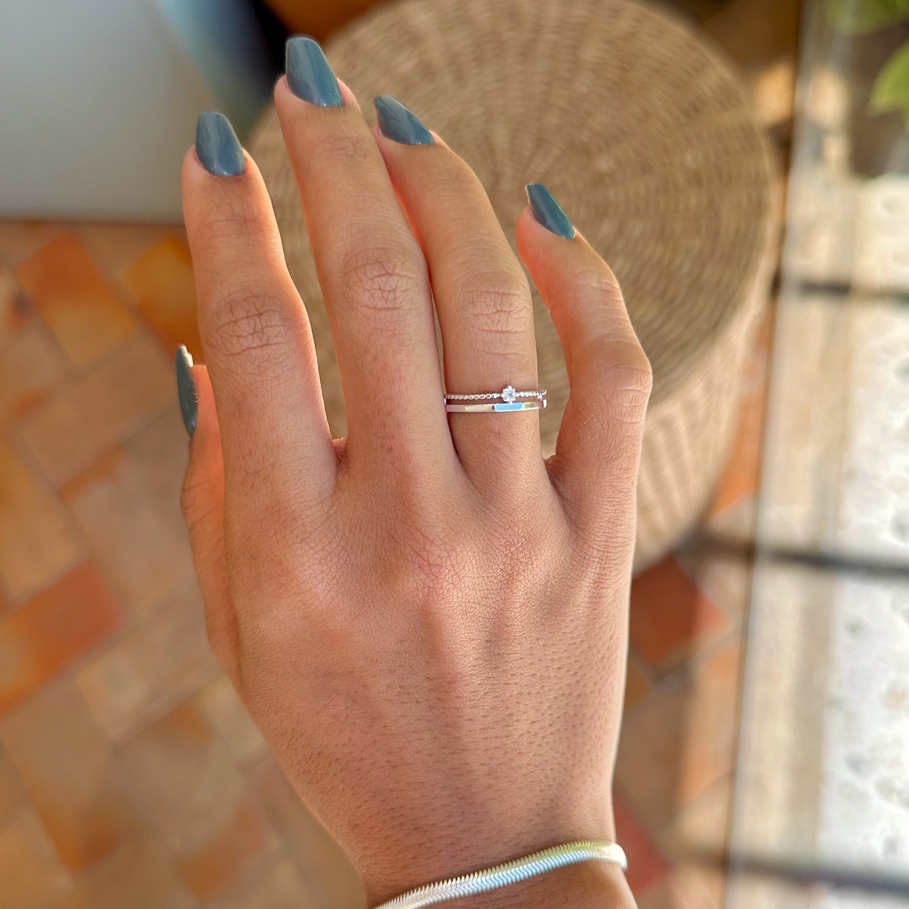 Anel Duplo Luza de Aparador Chapado e Solitário com Aro de Círculos em Prata 925