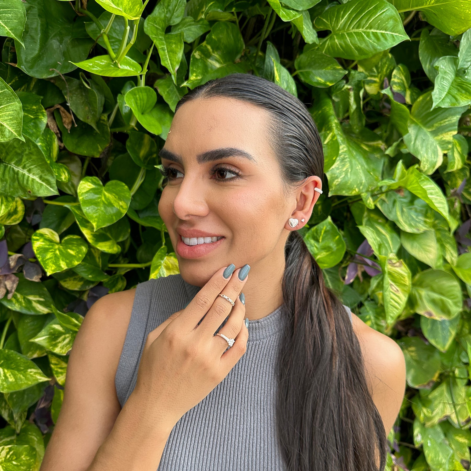 Brinco de Coração Luza Liso com Mini Coração Cravejado em Prata 925