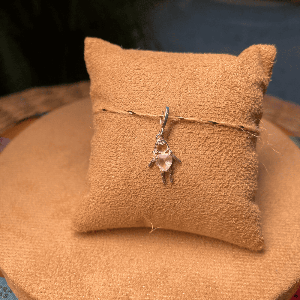 Pigente de Menina Luza com Pedra de Coração Rosa em Prata 925