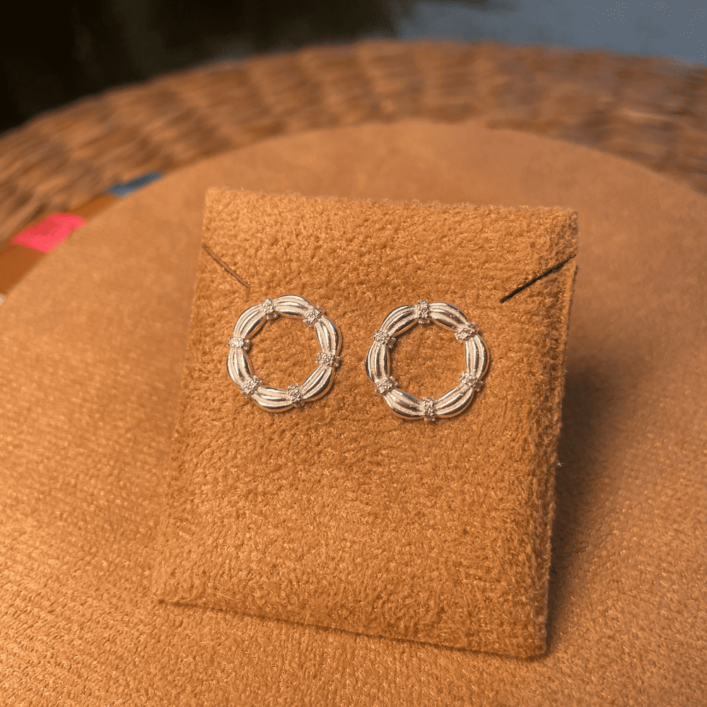 BRINCO VAZADO LUZA COM DETALHES DE ZIRCONIA EM PRATA 925