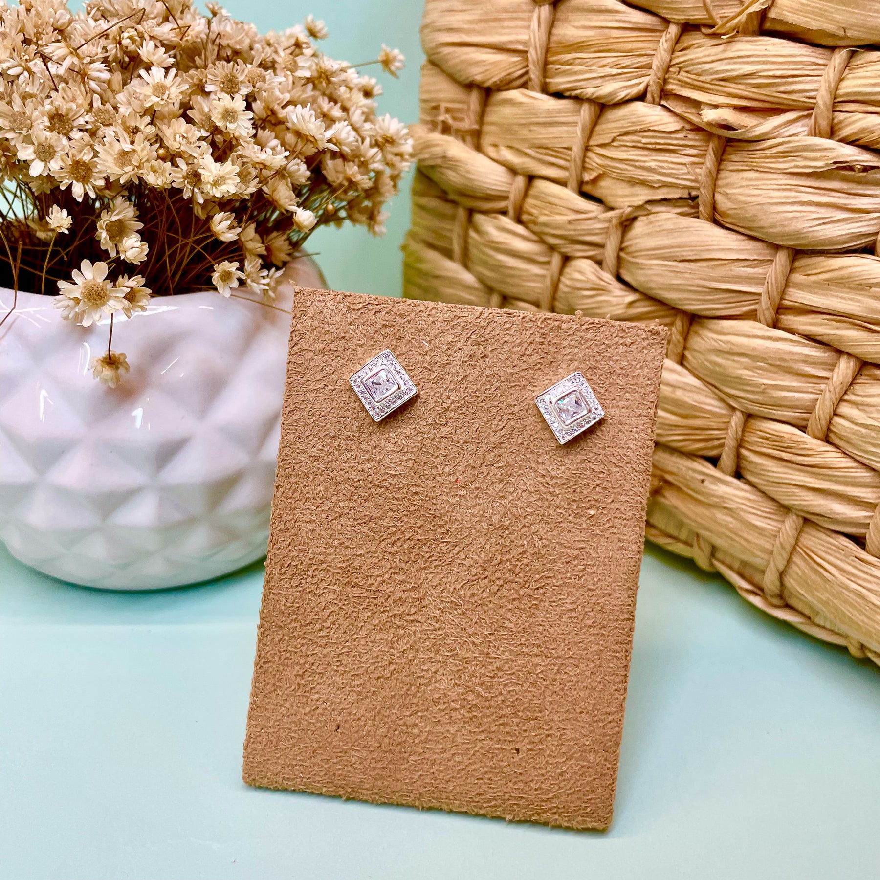 Brinco Quadrado Luza com Ponto de Luz Central Rodeado de Zircônias em Prata 925