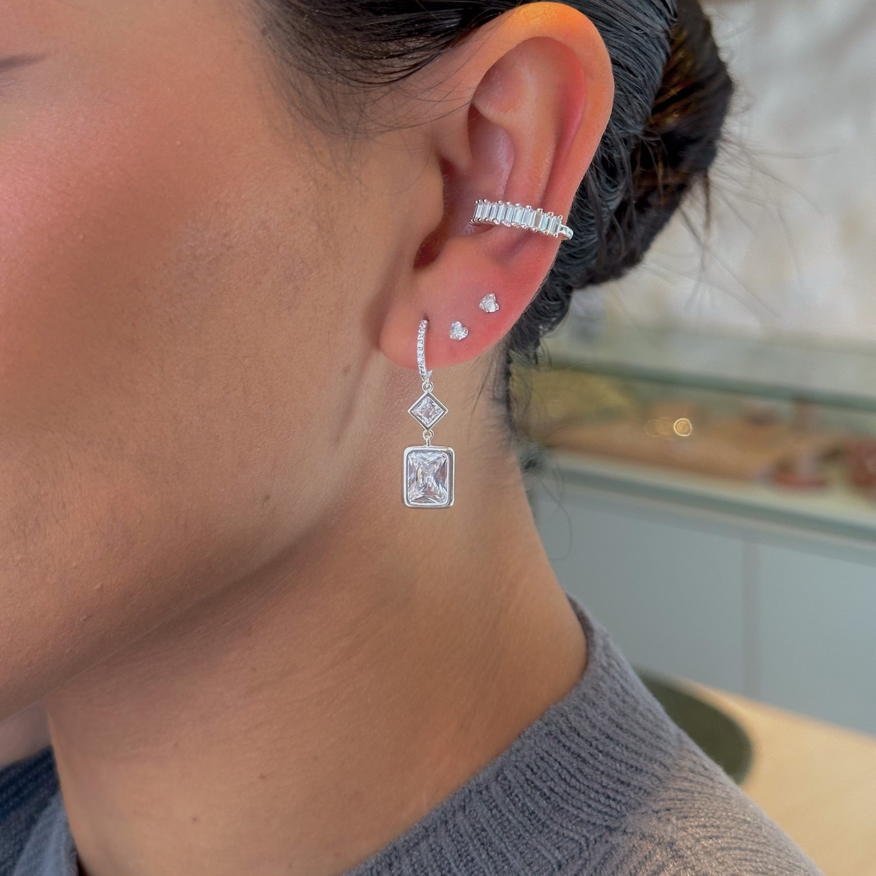 Meia Argola com Pontos de Luz Geométricos Pendentes em Prata 925