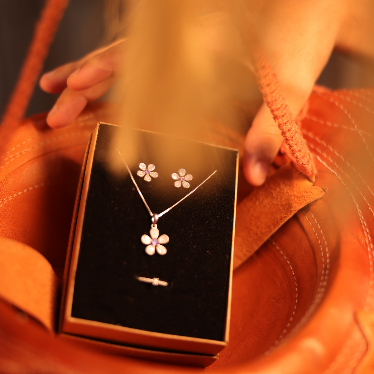 Conjunto de Flor Cravejada com Detalhe Color em Prata 925