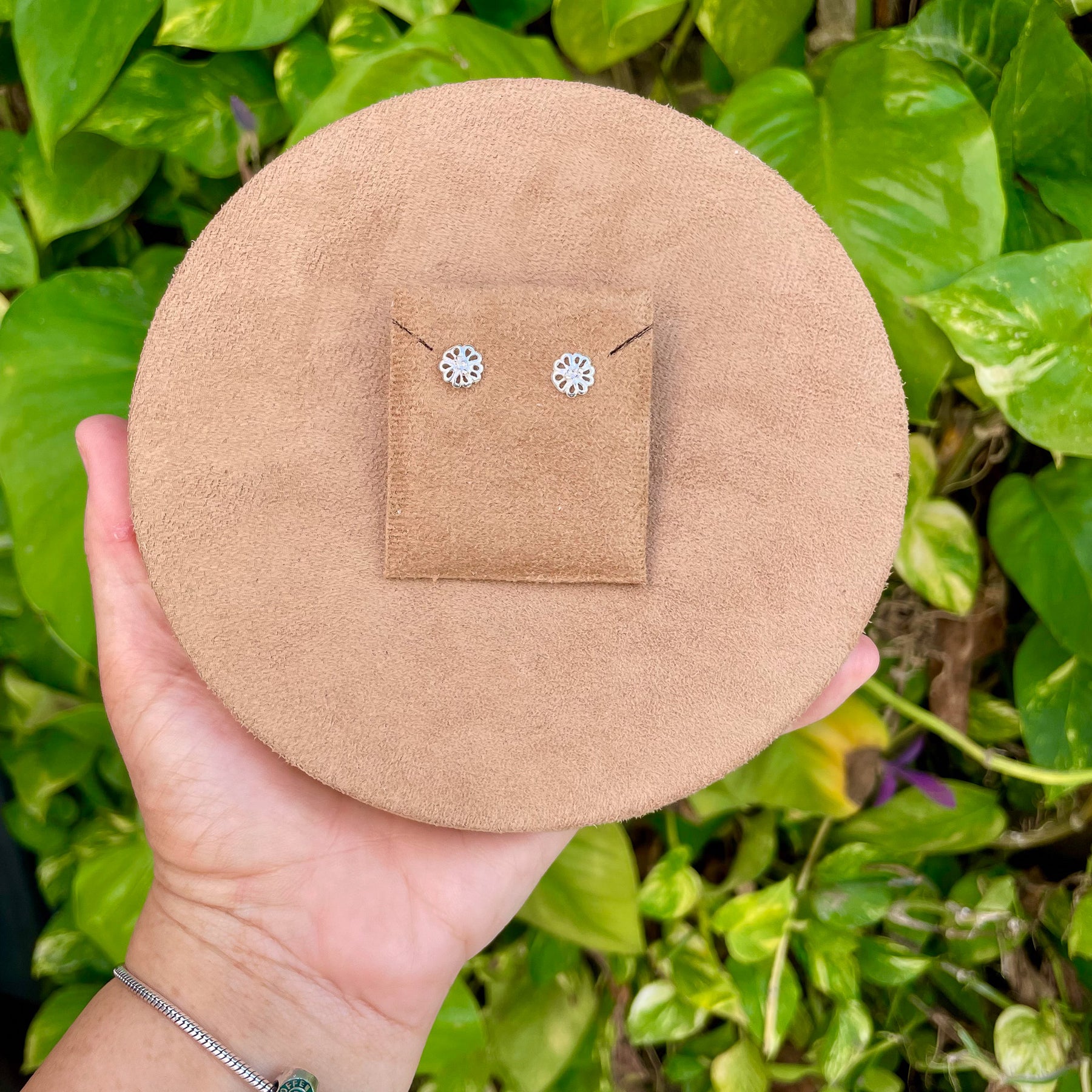 Brinco Luza Flor Vazada com Ponto de Luz em Prata 925