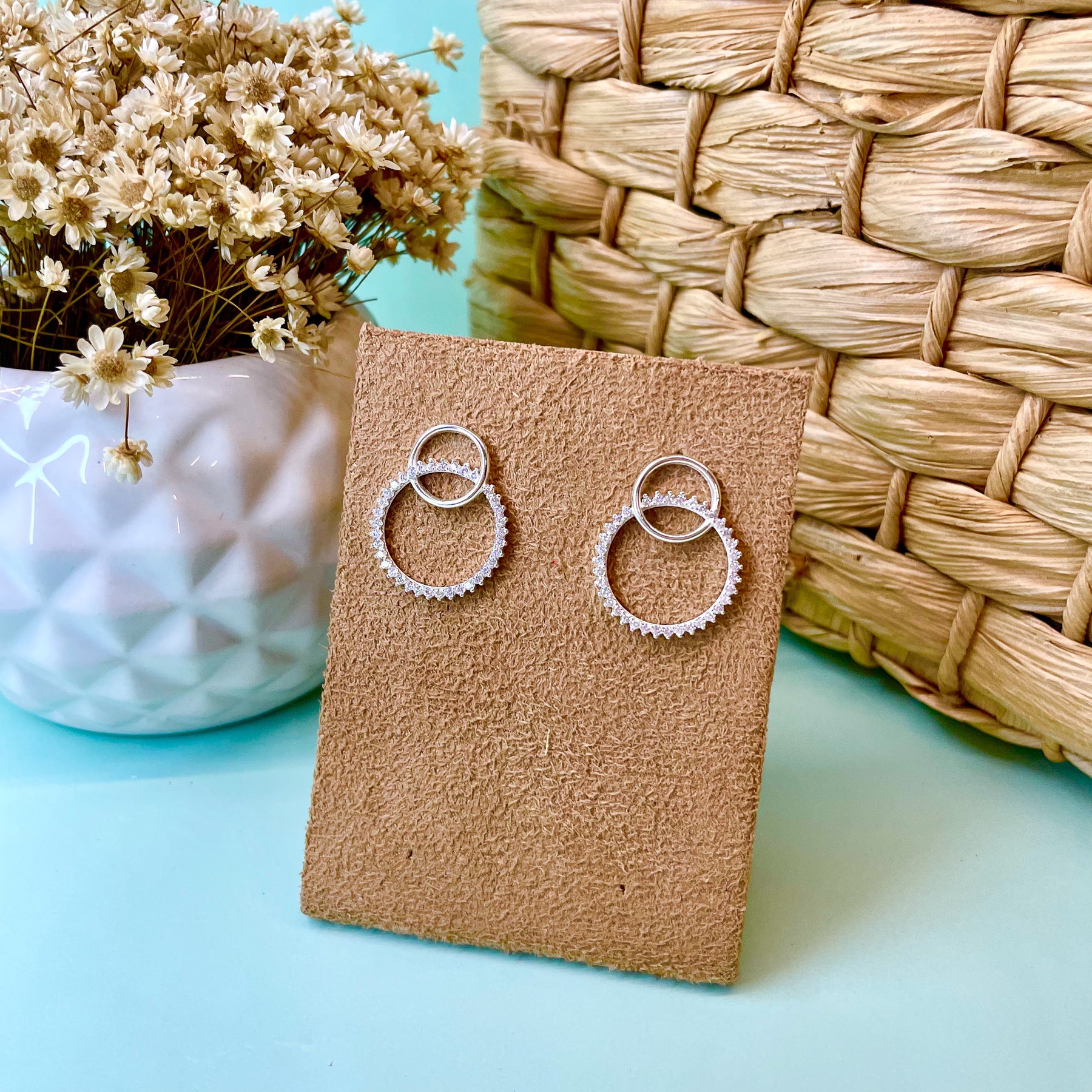 Brinco Dois Circulos Luza: Um Cravejado e Liso em Prata 925