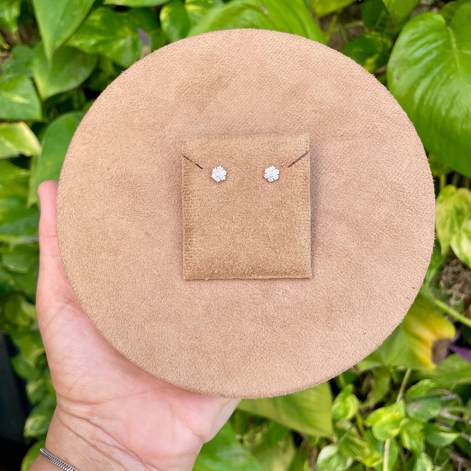 Brinco Luza Mini Flor de Chuveirinho em Prata 925