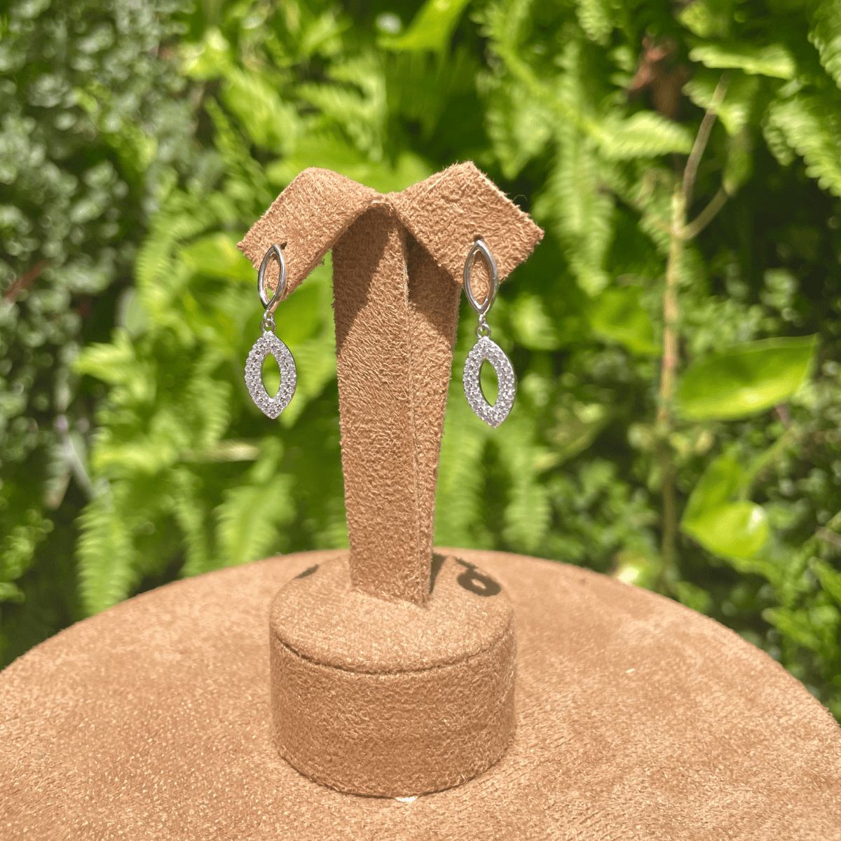 Brinco Luza Geométrica com Detalhes Vazados e Cravejados de Zircônia em Prata 925