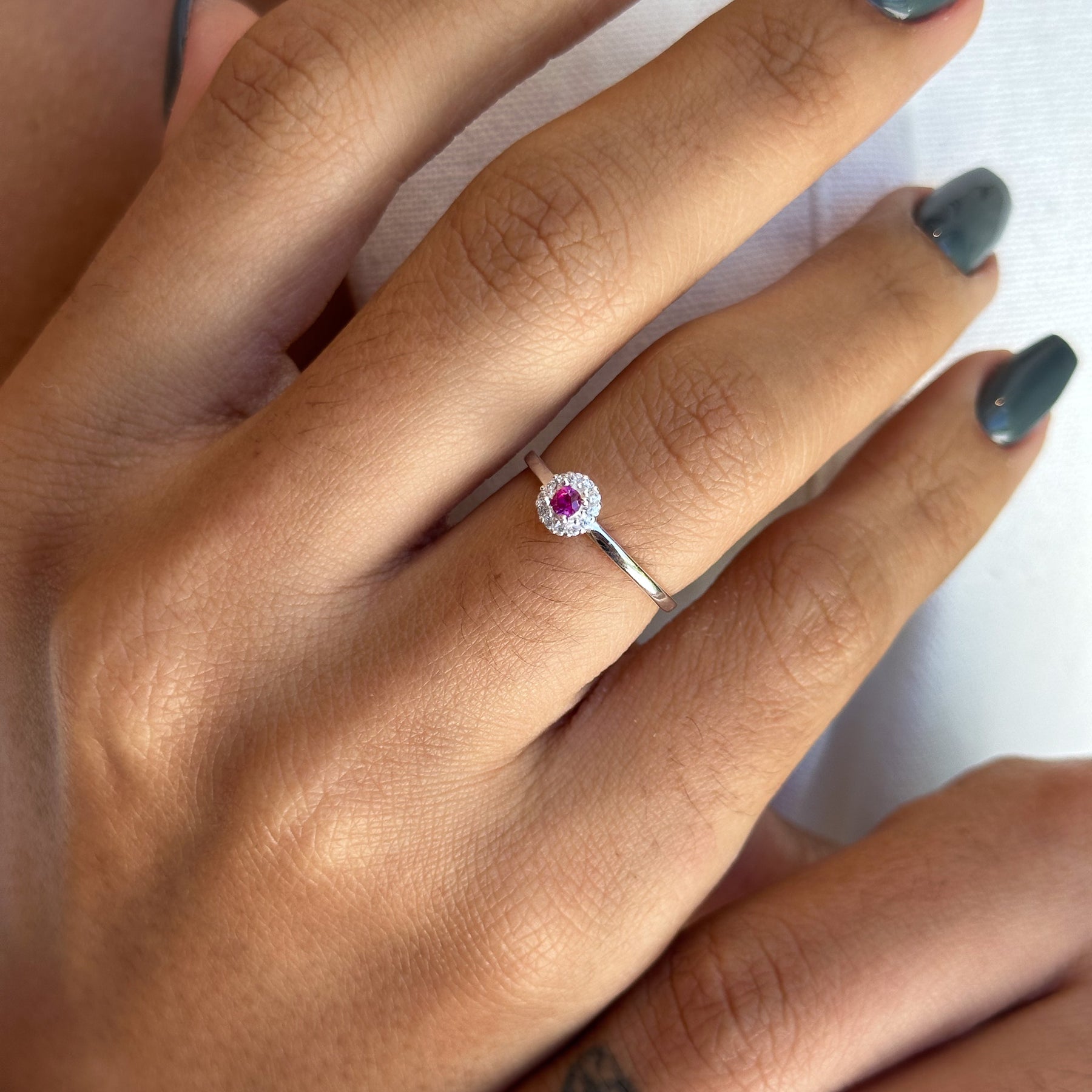 Anel Solitário Luza com Pedra Vermelha Rodeada de Zircônias em Prata 925