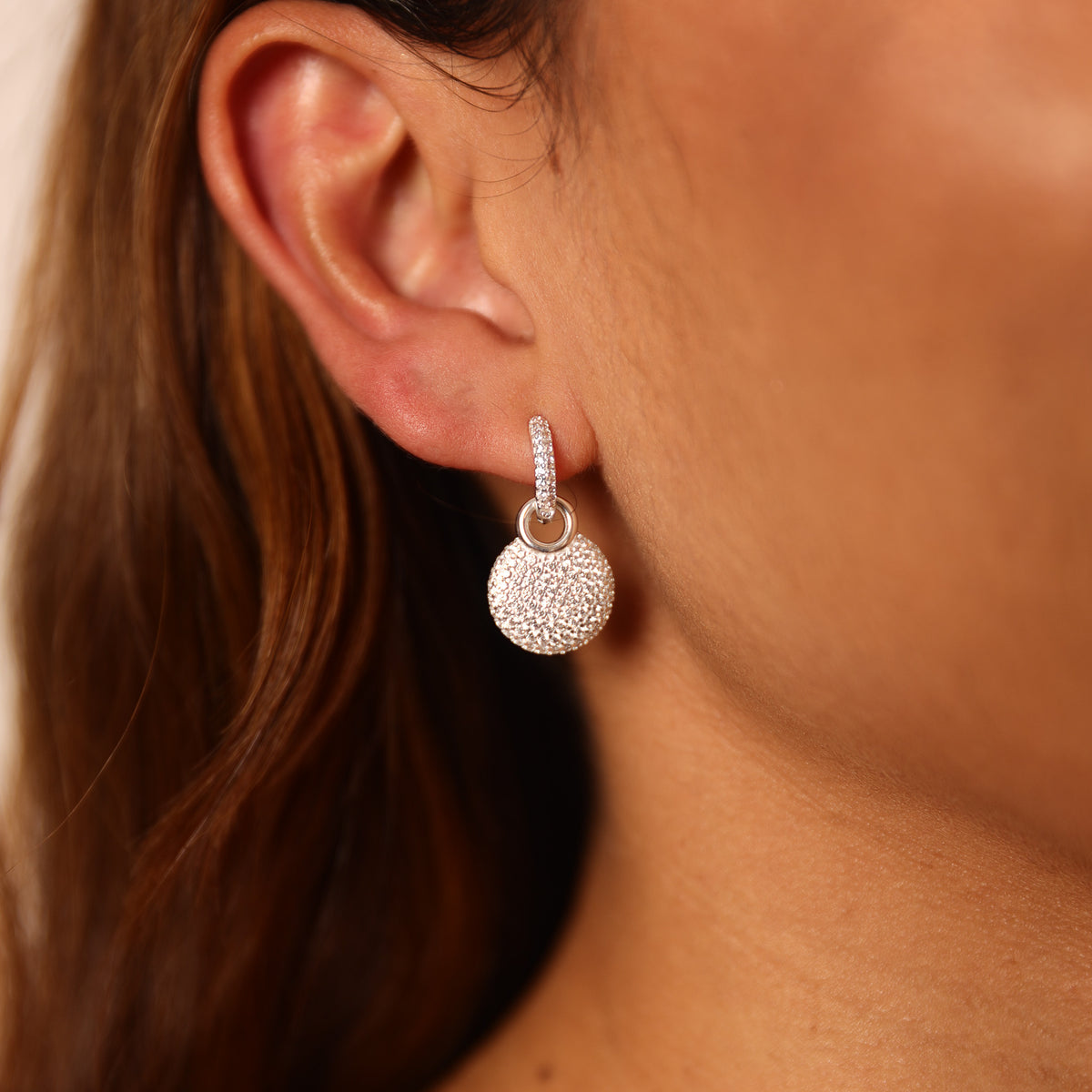 Brinco de Argola Luza Desmontável com Círculo Cravejado Pendente em Prata 925