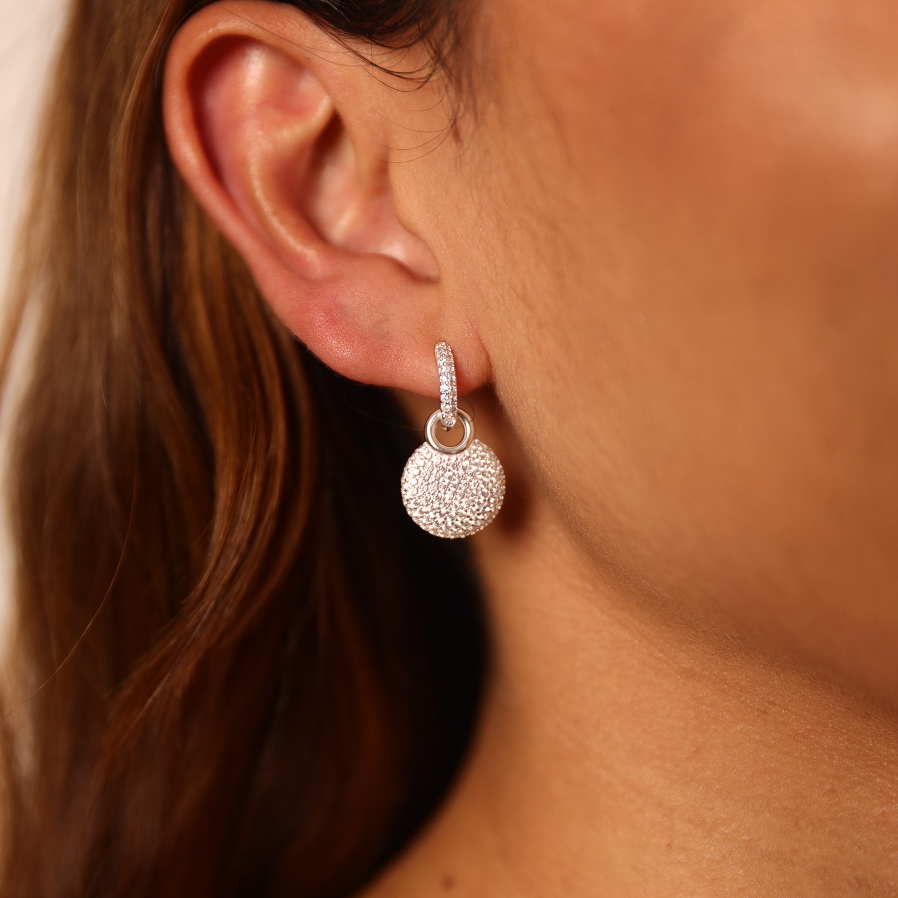 Brinco de Argola Luza Desmontável com Círculo Cravejado Pendente em Prata 925