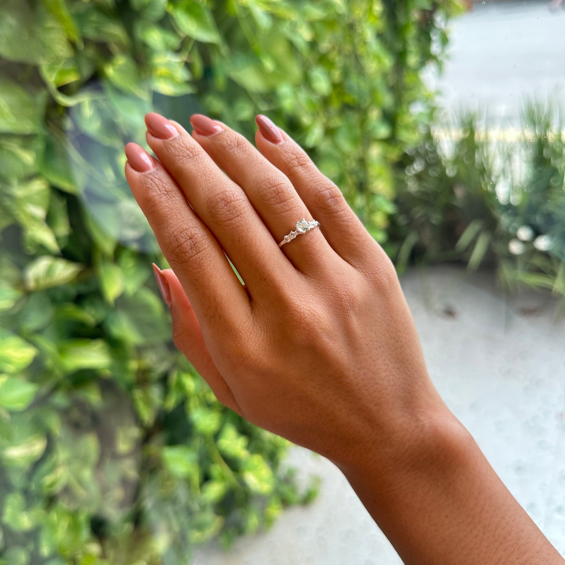 Anel Solitário Luza Azul Claro com Detalhes de Ponto de Luz em Prata 925