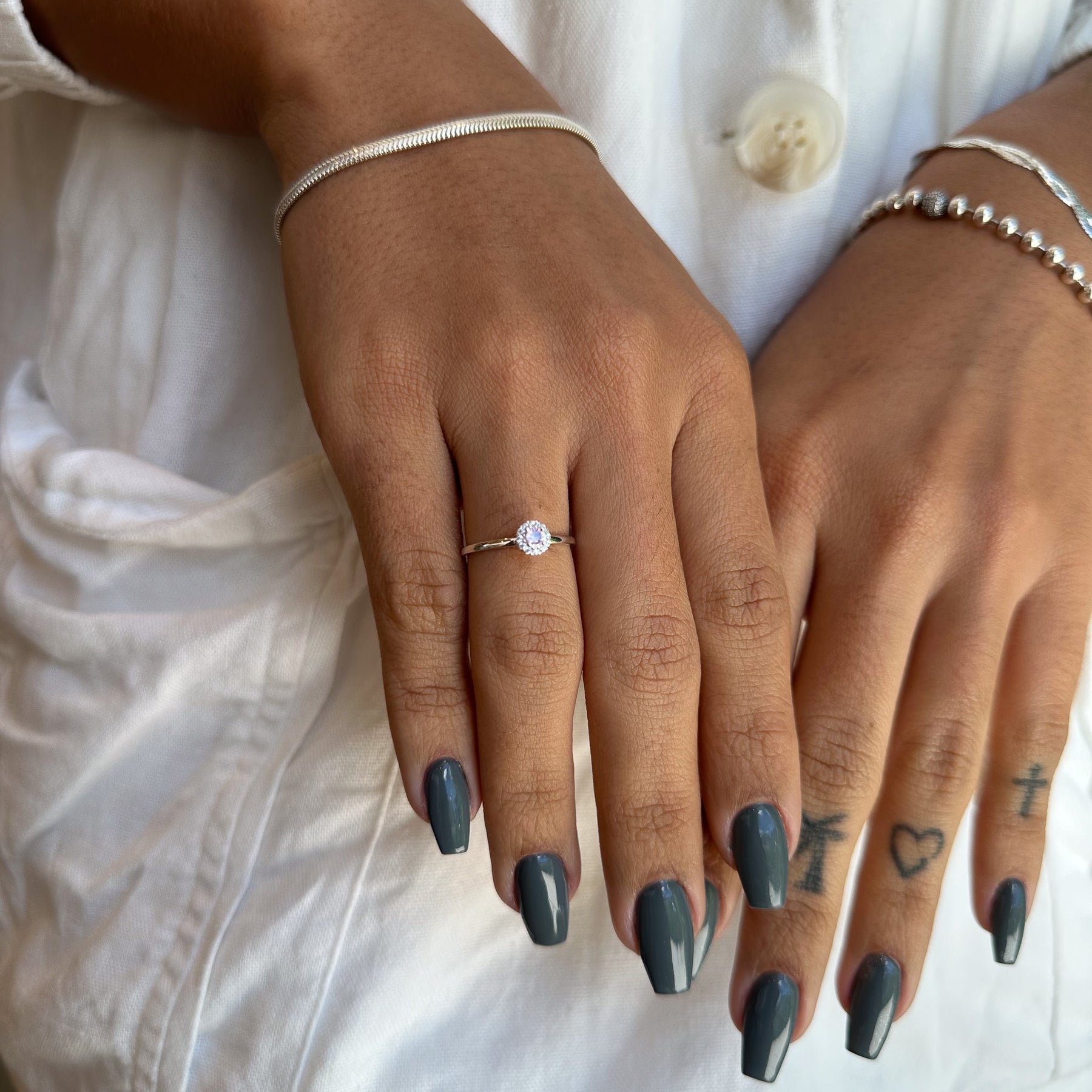 Anel Solitário Luza com Pedra Rosa Rodeada de Zircônias em Prata 925