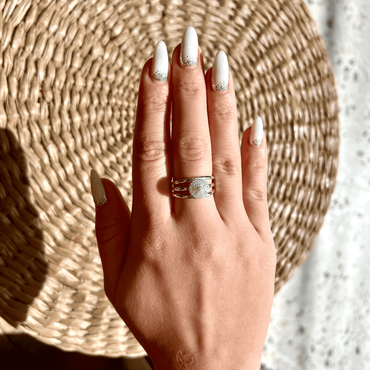 Anel Luza Luxo com Três Aro Lisos e Um Solitário Cravejado de Zircônia em Prata 925