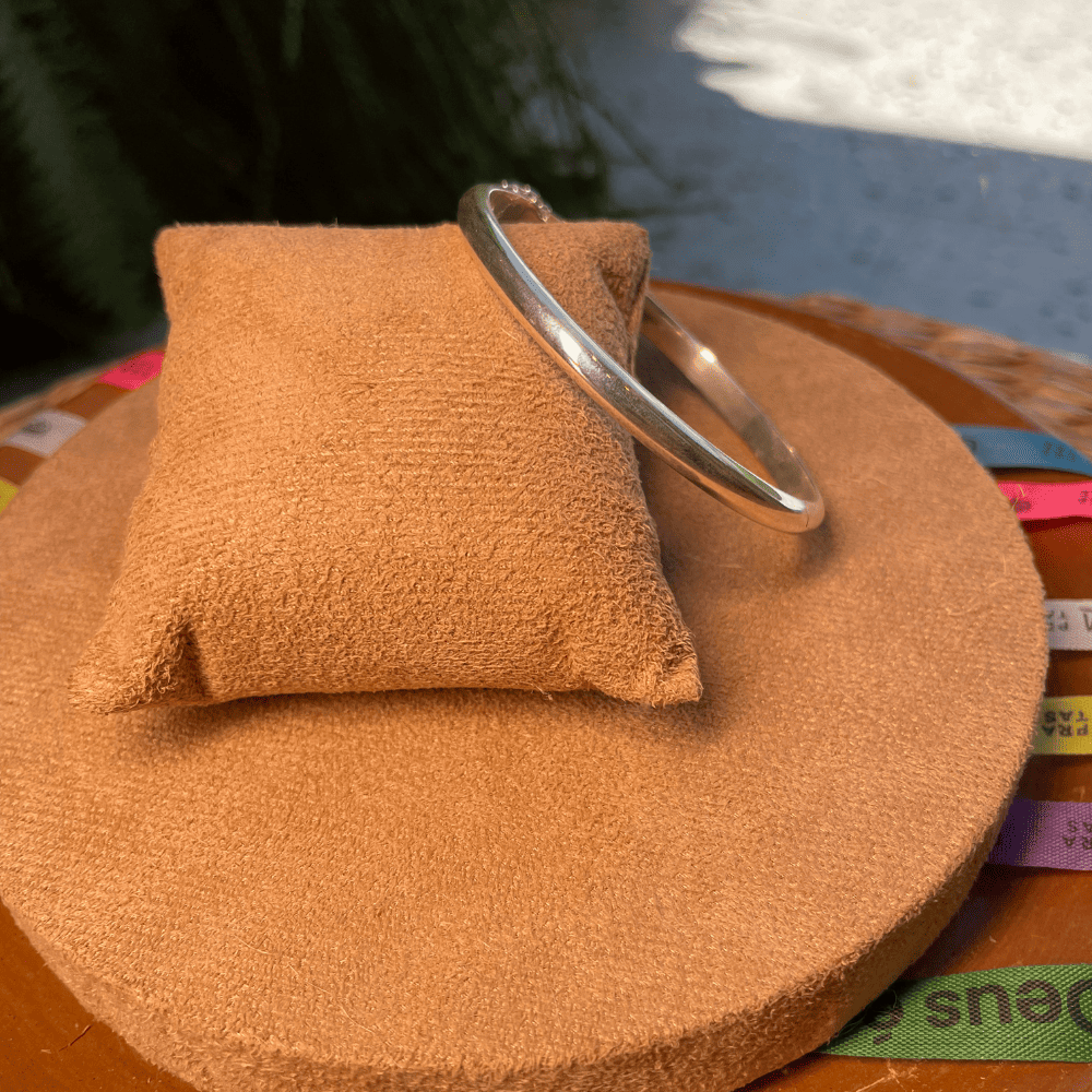 Bracelete de Aro Luza Médio, Liso e com Fecho Pega Ladrão em Prata 925