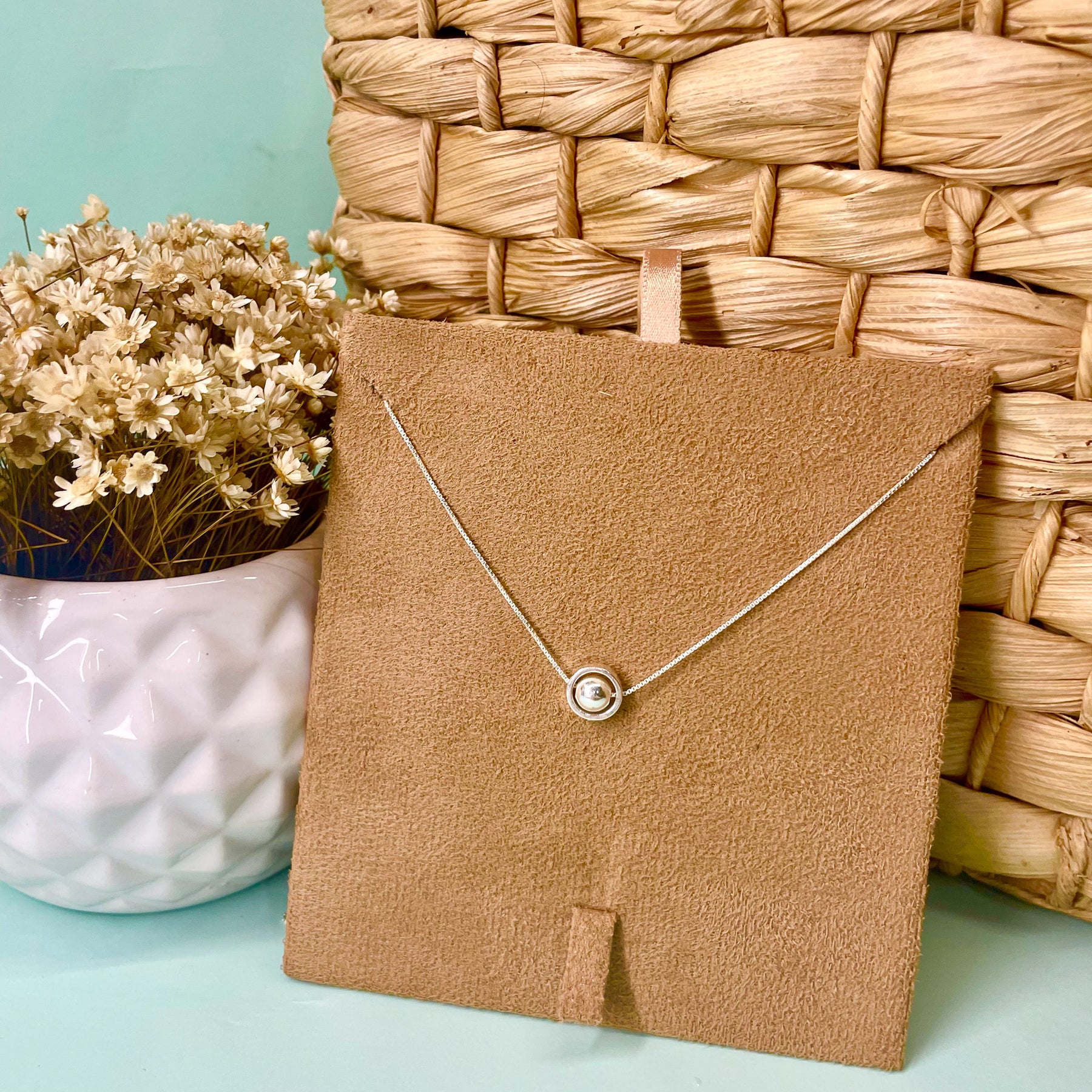 Colar Círculo Vazado com Esfera Lisa em Prata 925