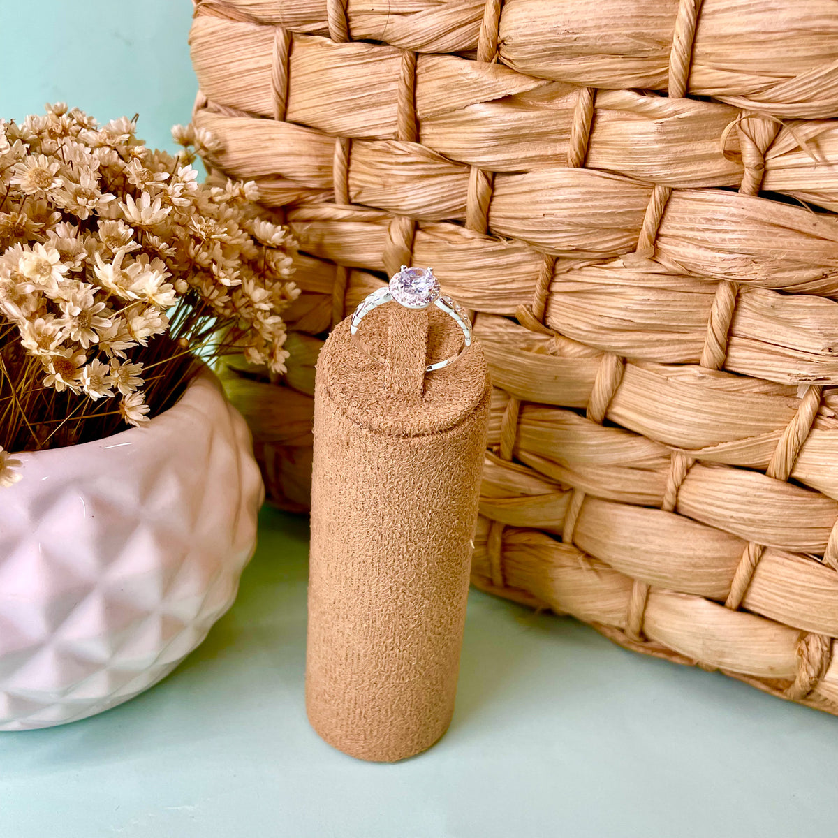 Anel Solitario Luza com Pedra Rodeado de Zircônias e Aro Vazado em Prata 925