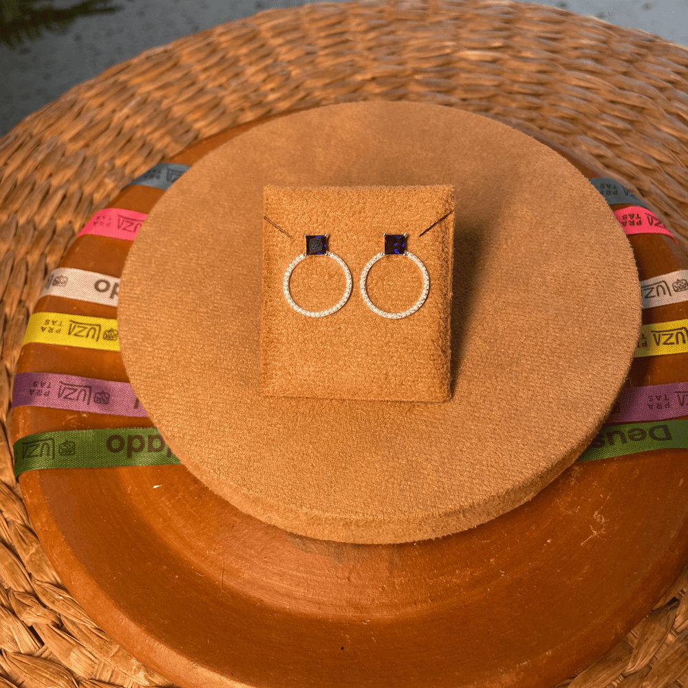 BRINCO COM PEDRA QUADRADA LUZA COLOR E CIRCULO DE ZIRCONIA VAZADO EM PRATA 925