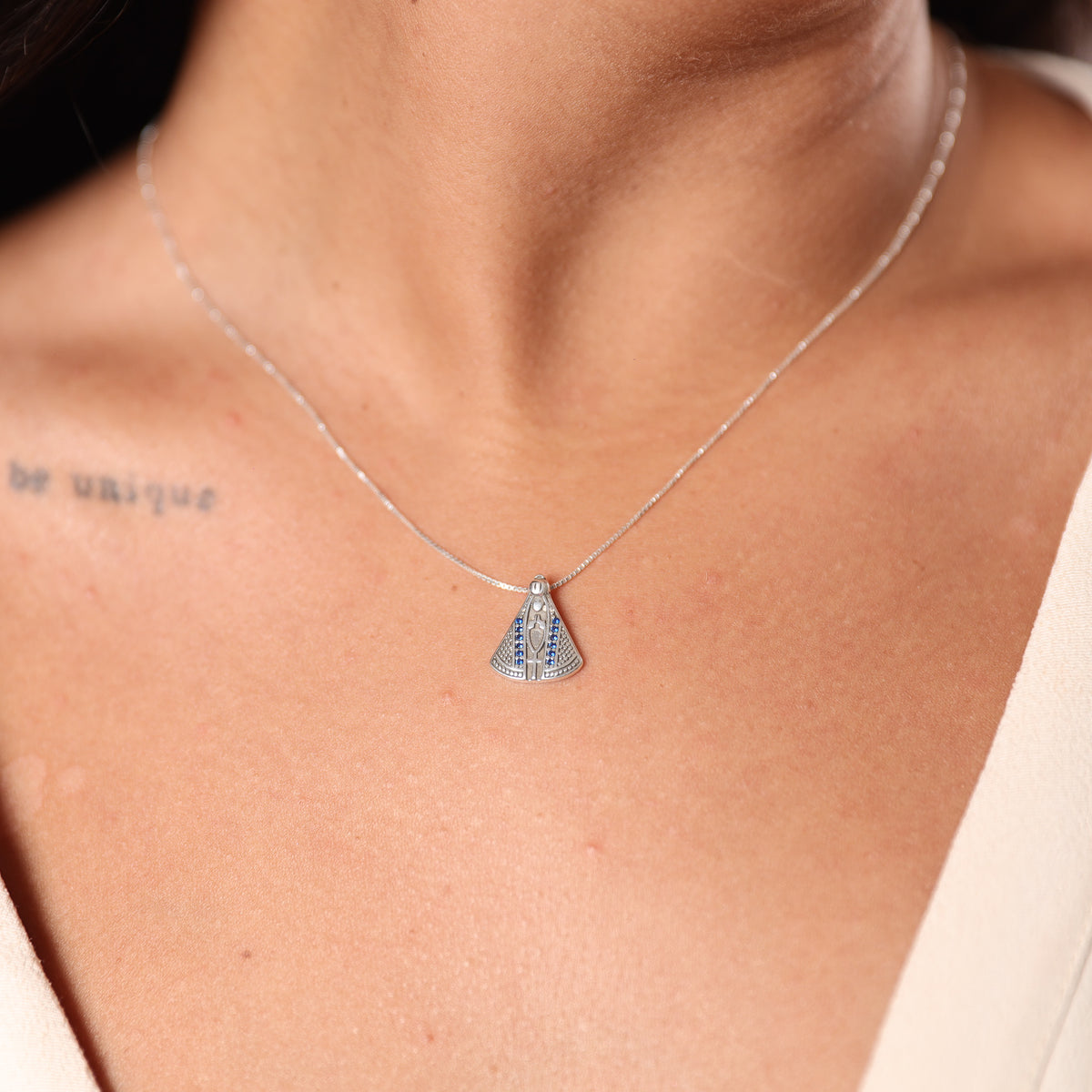 PINGENTE DE NOSSA SENHORA APARECIDA COM ZIRCÔNIAS AZUIS EM PRATA 925 ENVELHECIDA