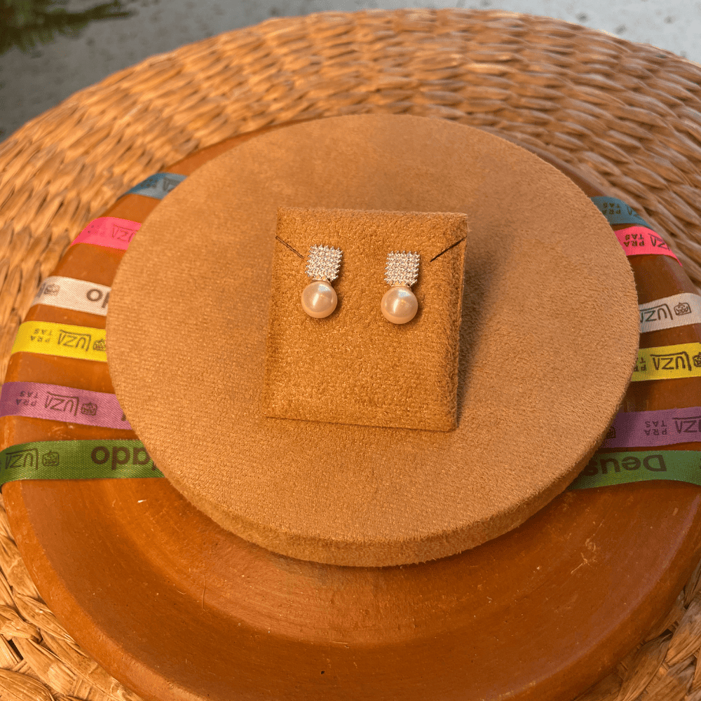 Brinco Quadrado Luza Cravejado de Zircônias com Pérola Pendente em Prata 925