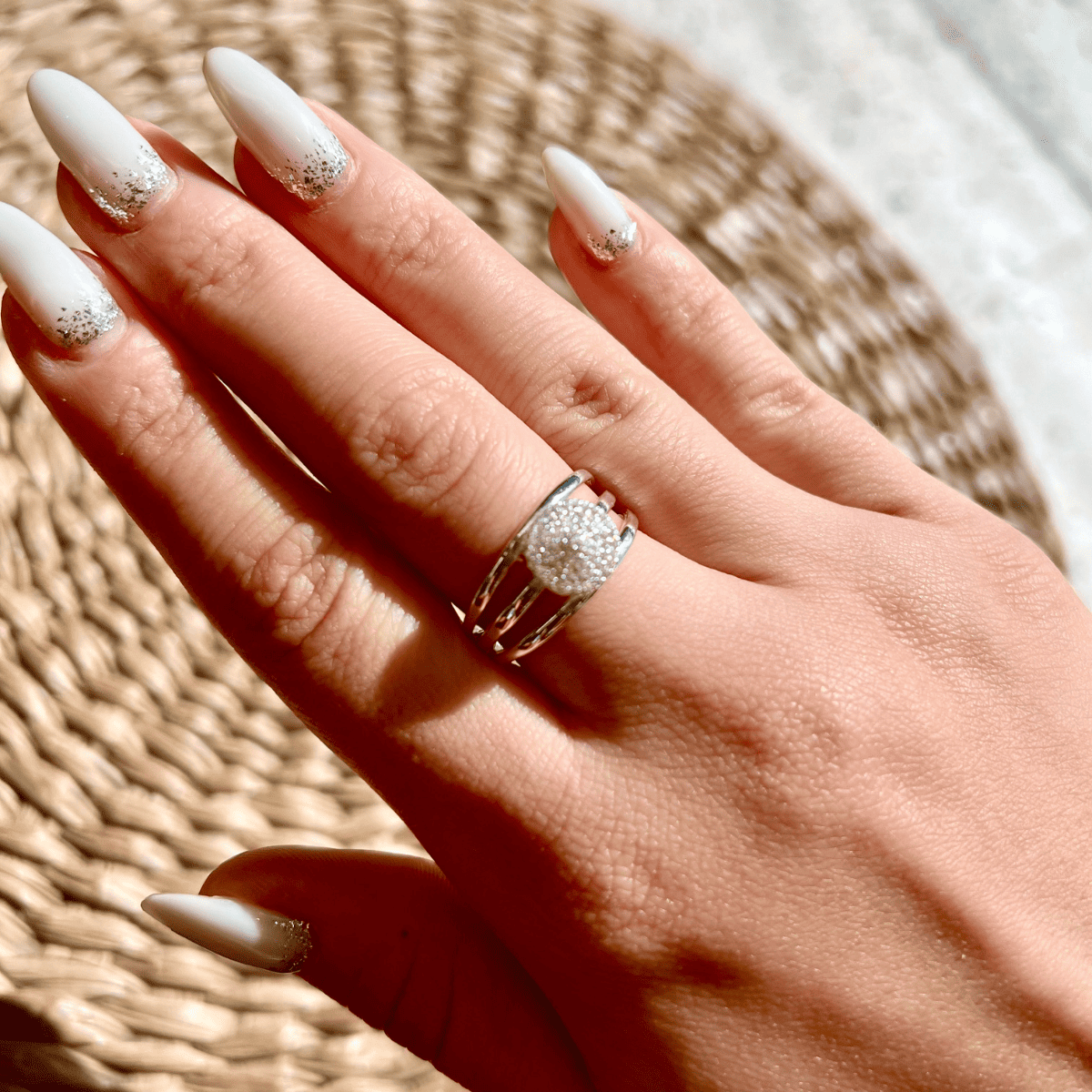 Anel Luza Luxo com Três Aro Lisos e Um Solitário Cravejado de Zircônia em Prata 925