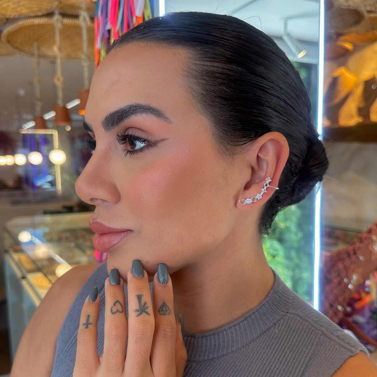 Brinco Luza Ear Cuf com Pontos de Luz, Flores Cravejadas e Detalhes Vazados em Prata 925