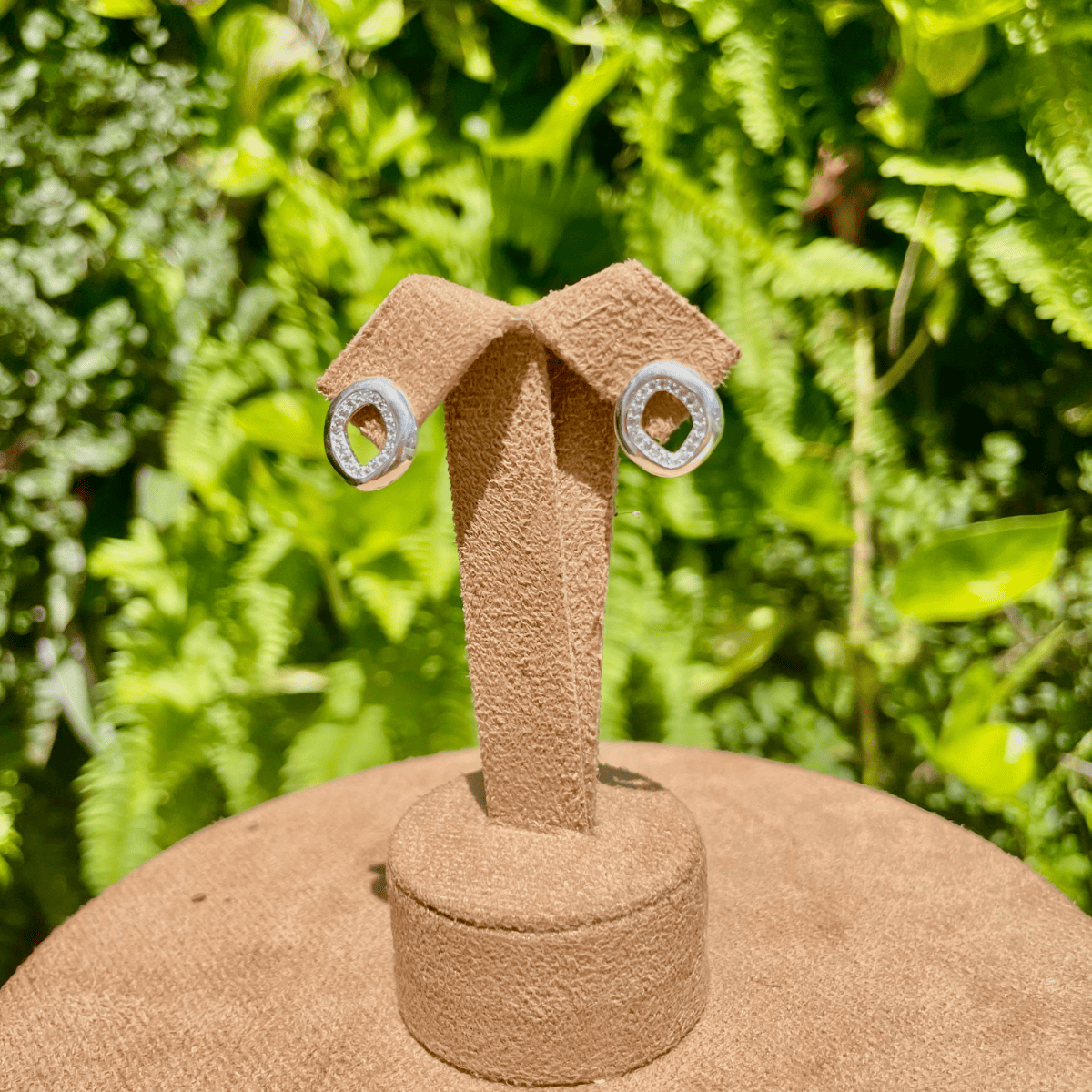 Brinco Oval Com Detalhe Vazado Cravejado de Zirconia Luza em Prata 925