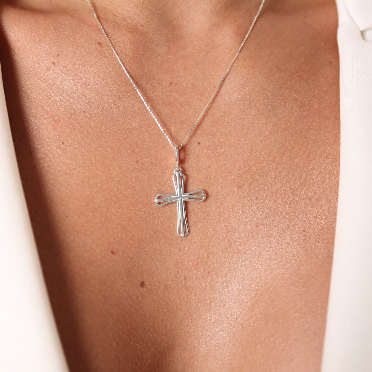 Pingente de Cruz com Detalhes Vazados em Prata 925