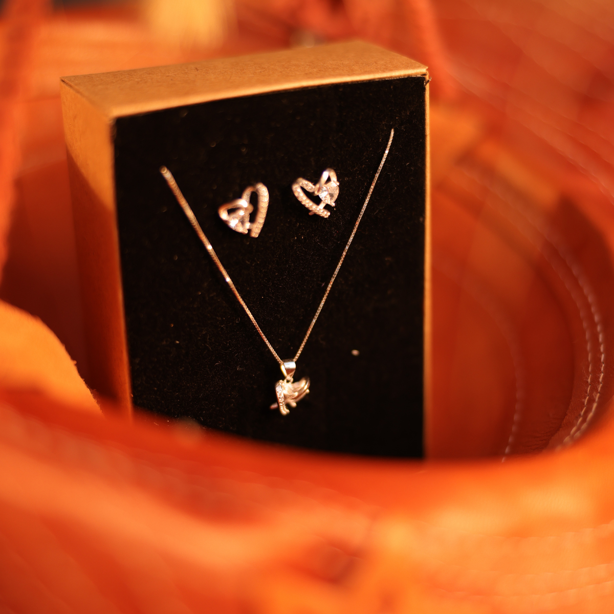 Cojunto Coração Vazado com Detalhes Liso e Cravejado e com Coração Ponto de Luz Luza em Prata 925