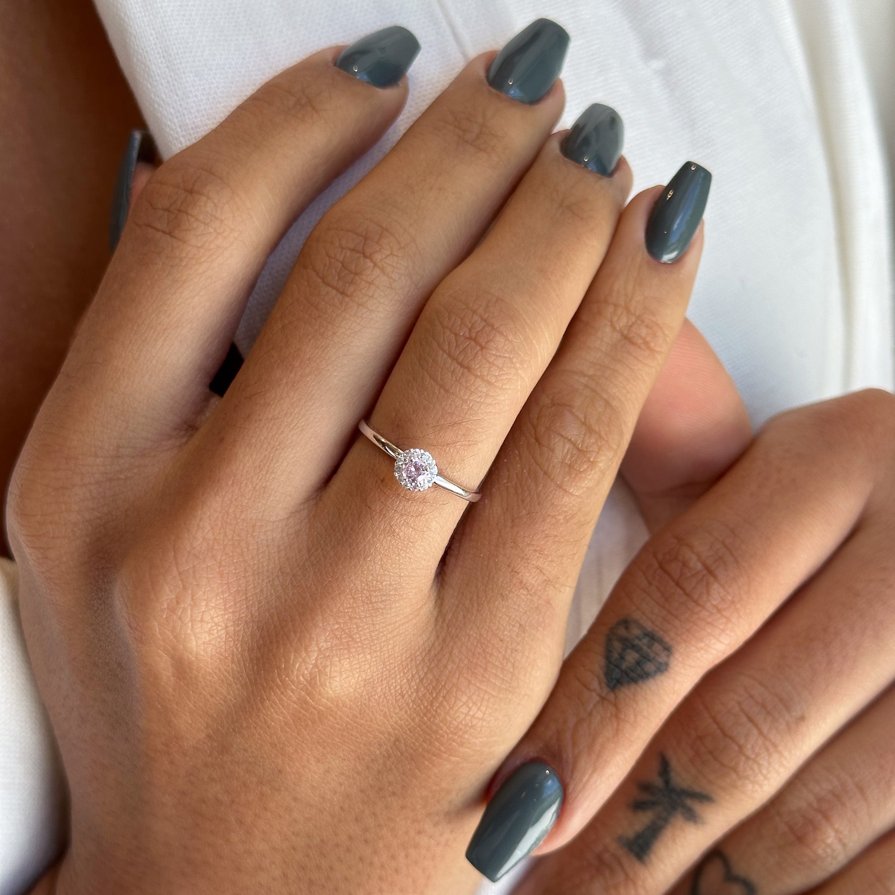 Anel Solitário Luza com Pedra Rosa Rodeada de Zircônias em Prata 925