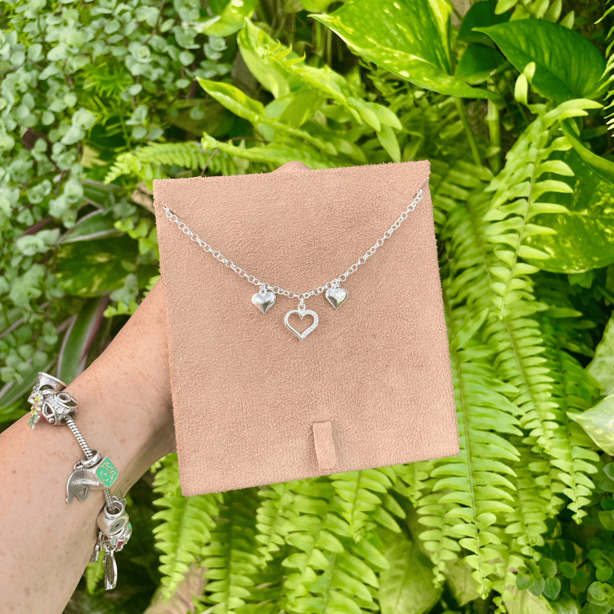 Pulseira de Elos Português Com 1 Coraçãção Vazado e 2 Corações Chapados Luza em Prata 925