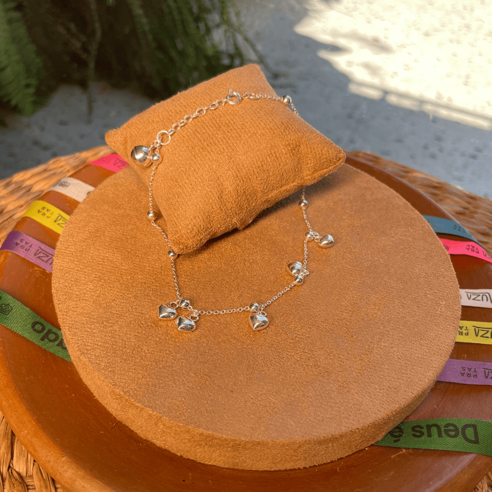 Tornozeleira Luza de Mini Esferas e Corações Pendentes em Prata 925