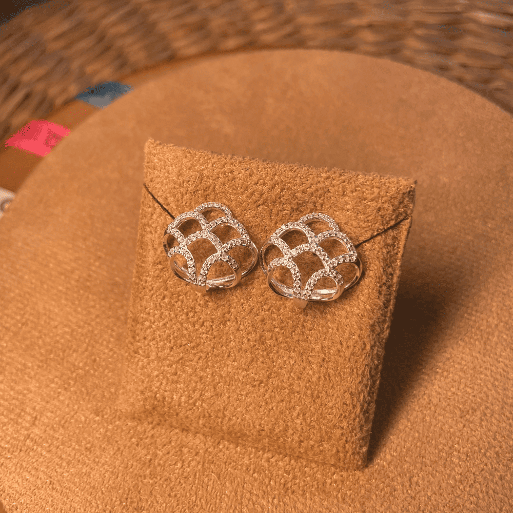 BRINCO COM DETALHES LUZA VAZADOS E DE ZIRCONIA EM PRATA 925