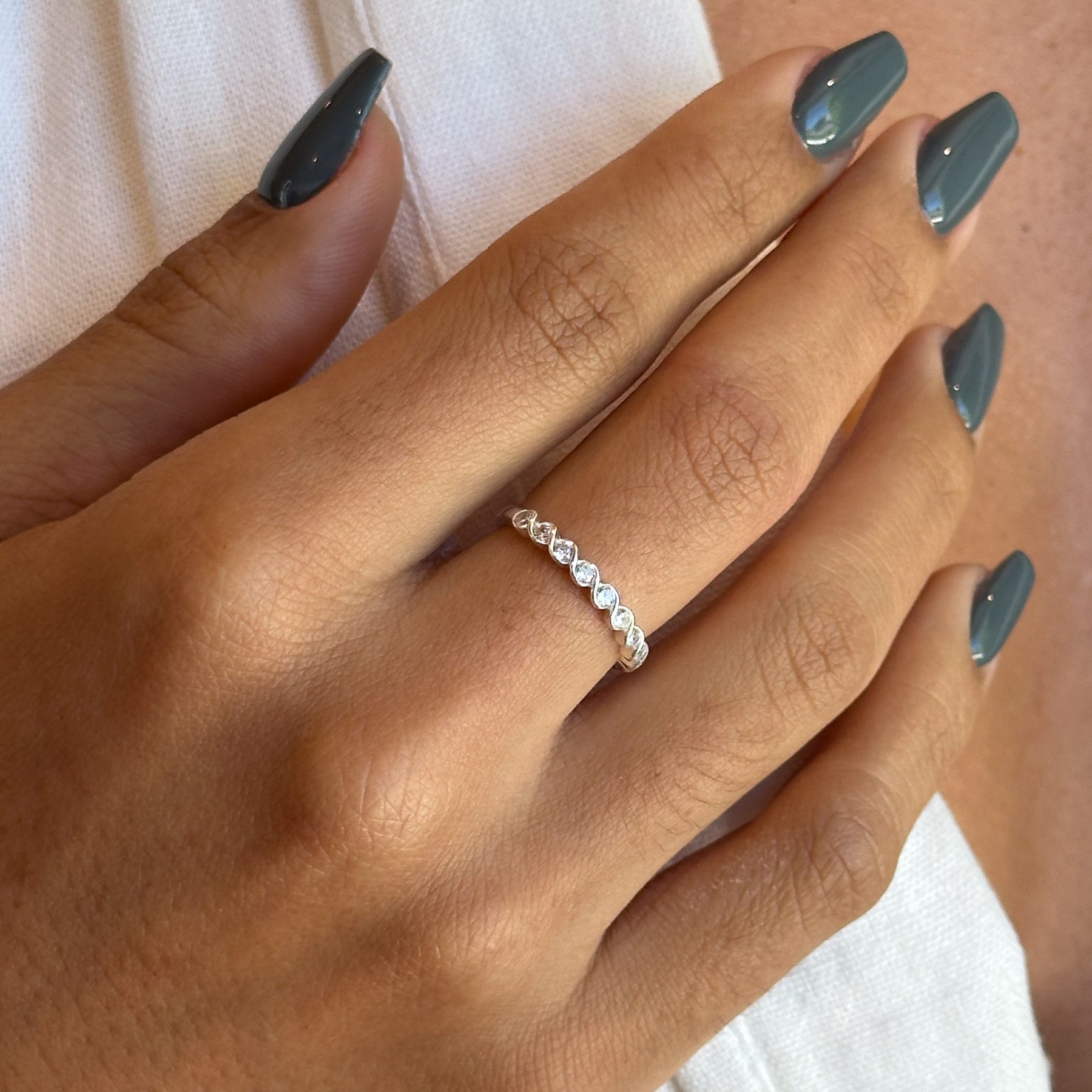 Anel Luza com Design Trançado e Pontos de Luz em Prata 925