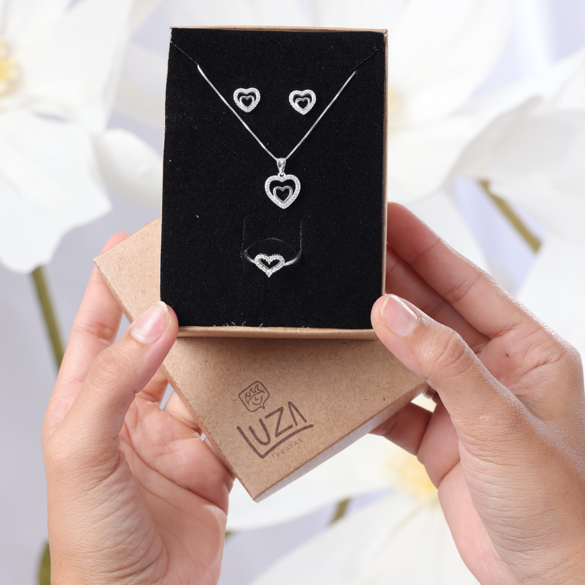 CONJUNTO DE CORAÇÃO VAZADO COM CORAÇÃO CRAVEJADO INTERNO EM PRATA 925