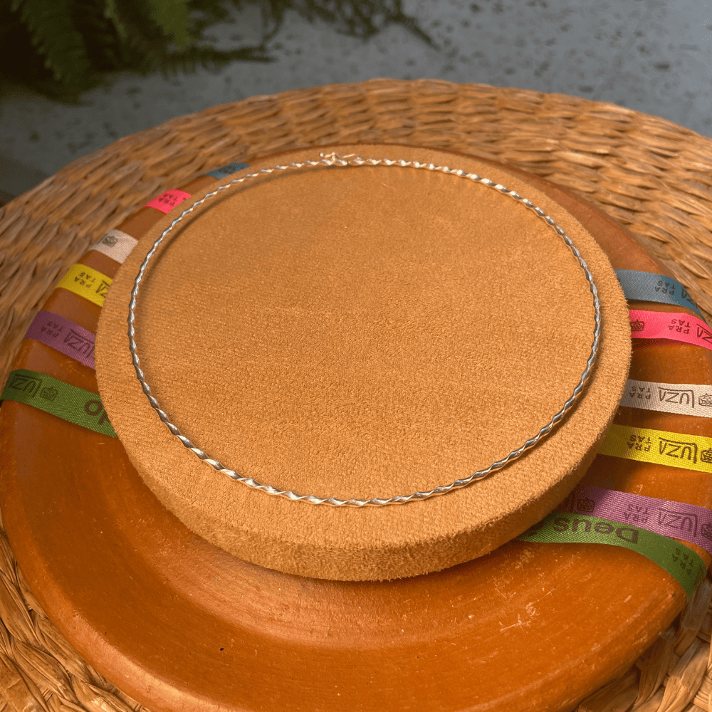 Colar Chocker Luza de Aro com Detalhes Torcido em Prata 925