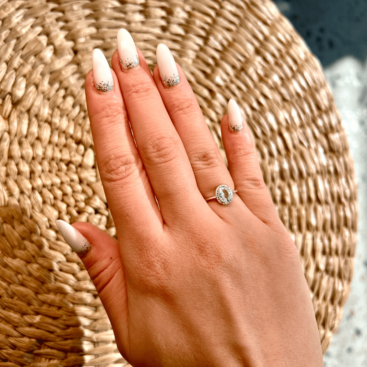 Anel Solitário Luza Oval com Detalhe de Zircônia em Prata 925