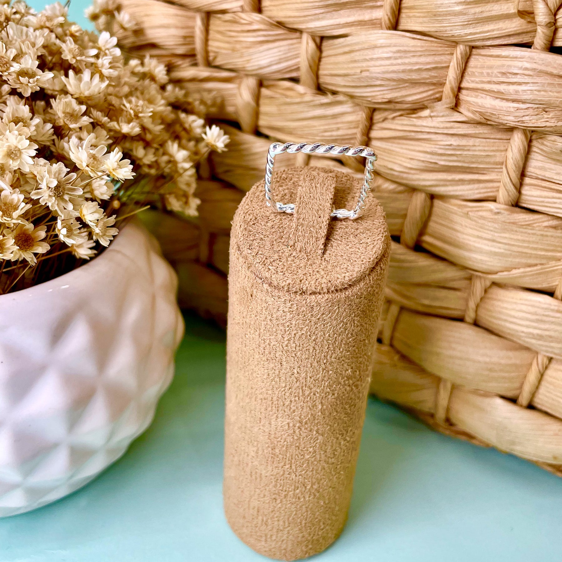 Anel Luza Quadrado Vazado com Detalhe Torcido em Prata 925