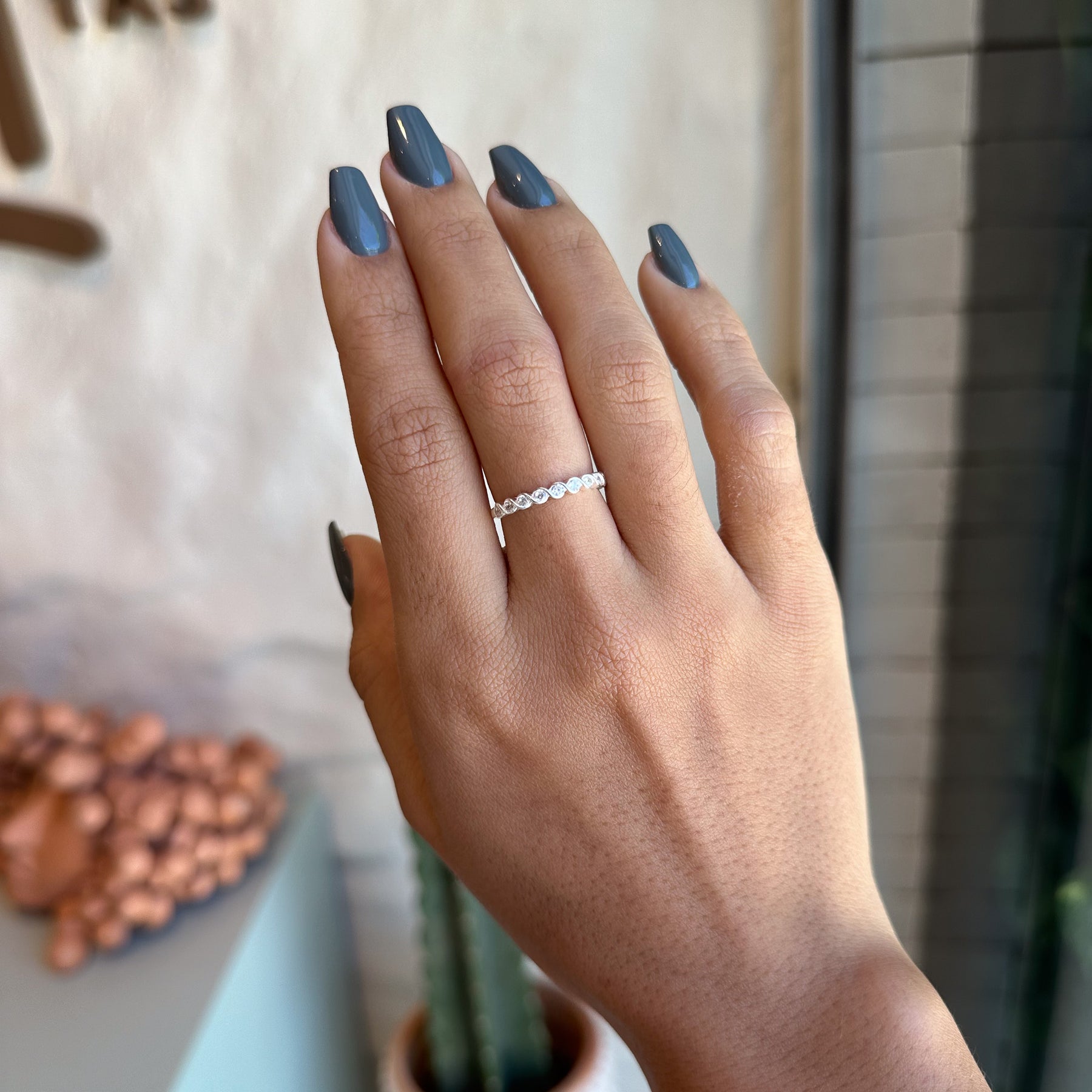 Anel Luza com Design Trançado e Pontos de Luz em Prata 925