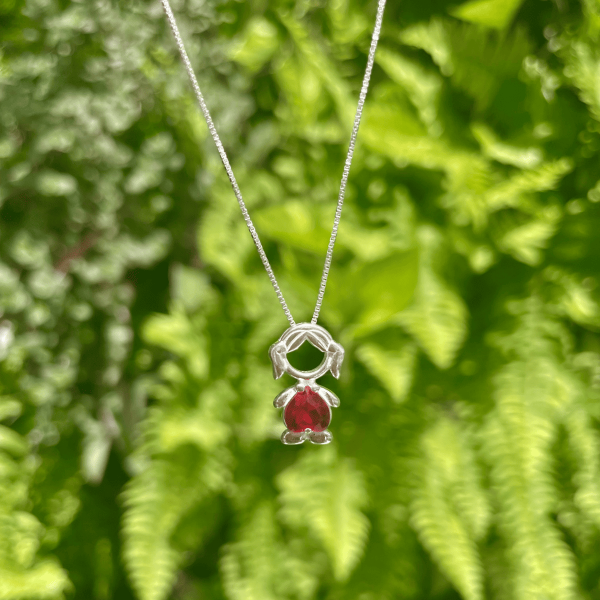 Pingente de Menina com Pedra Vermelha Luza em Prata 925