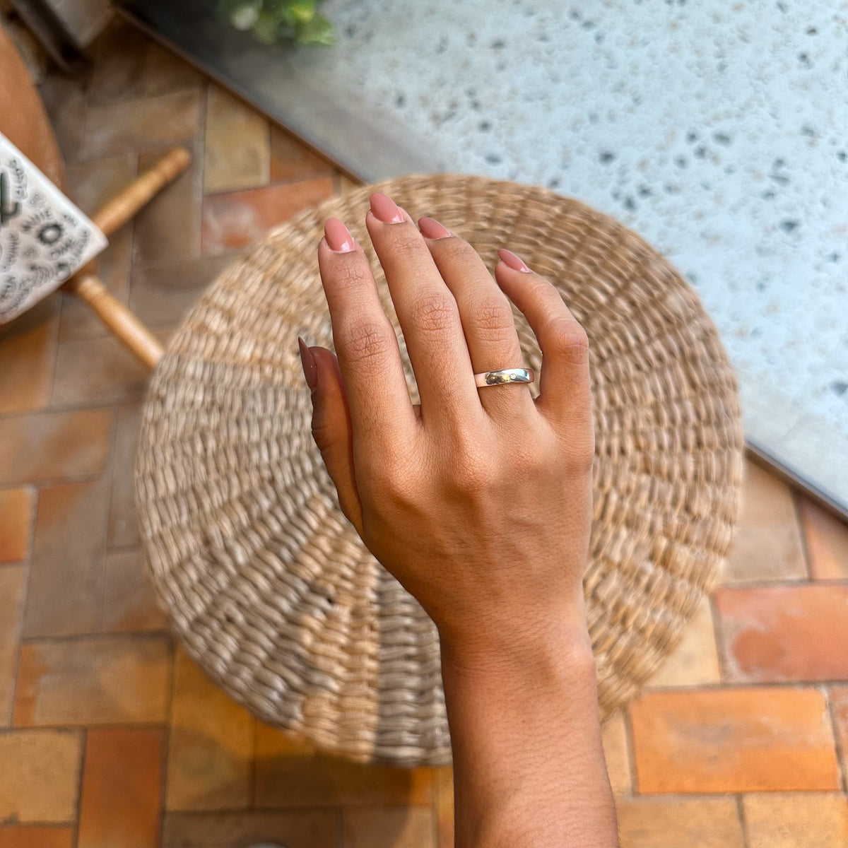 Anel Luza Tipo Aliança com Ponto de Luz em Prata 925