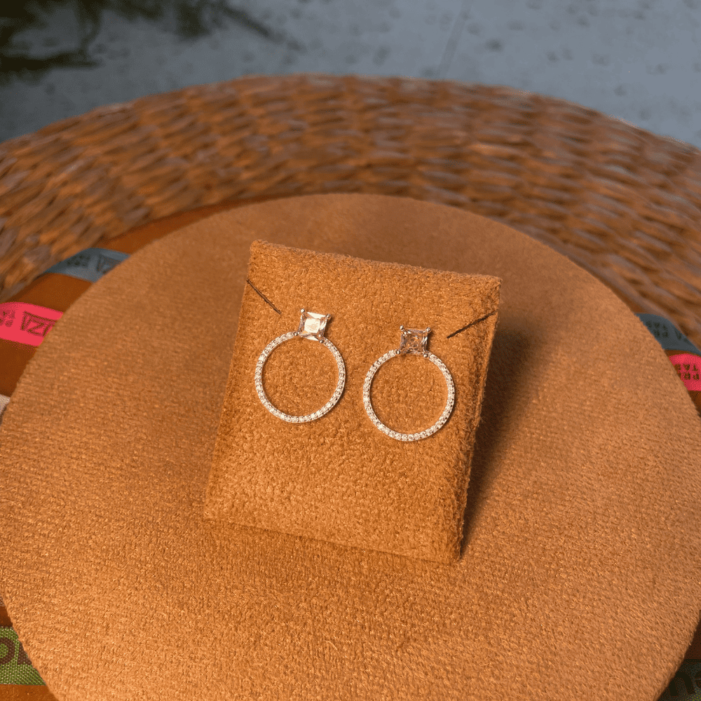 BRINCO COM PEDRA QUADRADA LUZA COLOR E CIRCULO DE ZIRCONIA VAZADO EM PRATA 925