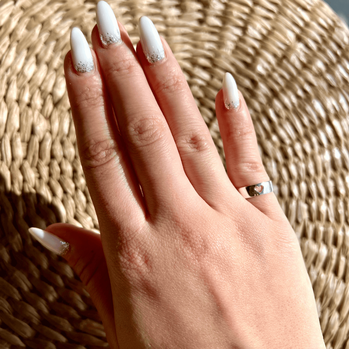 Anel Luza Estilo Aliança com Detalhe de Coração Vazado em Prata 925