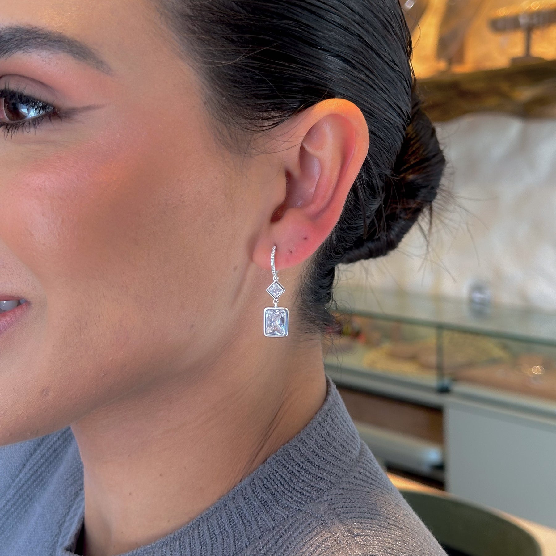 Meia Argola com Pontos de Luz Geométricos Pendentes em Prata 925