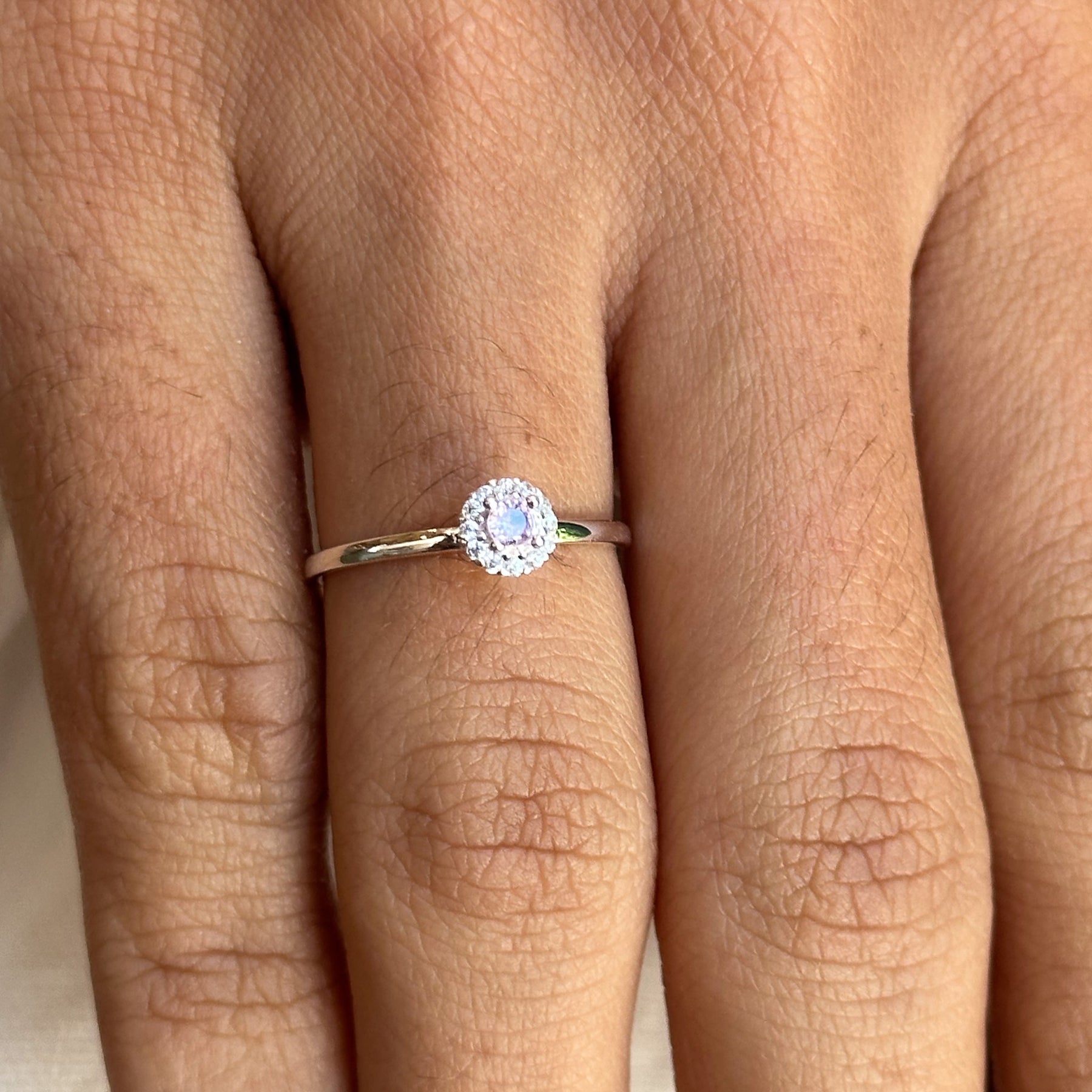 Anel Solitário Luza com Pedra Rosa Rodeada de Zircônias em Prata 925