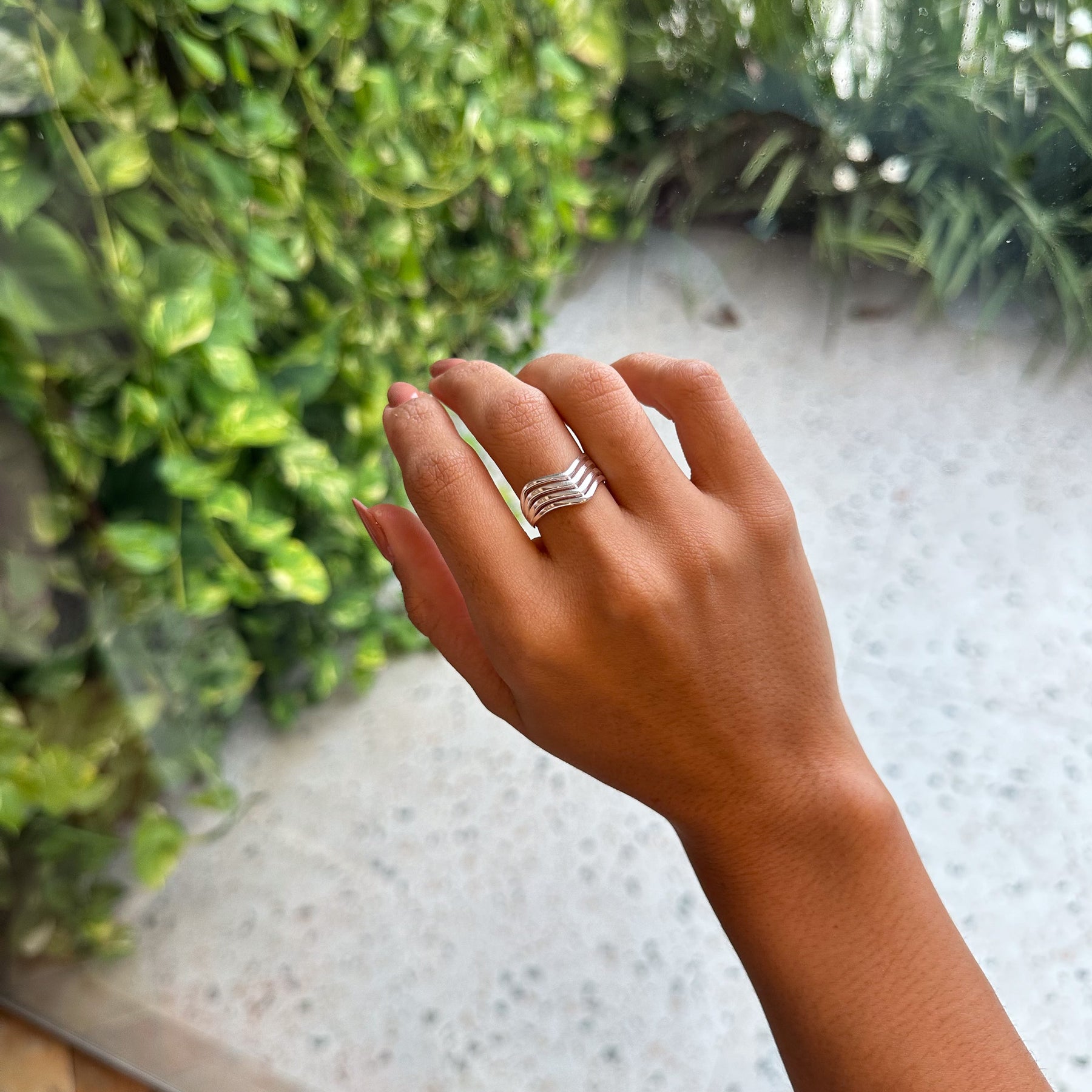 Anel Luza Quatro Linhas e V Lisa em Prata 925