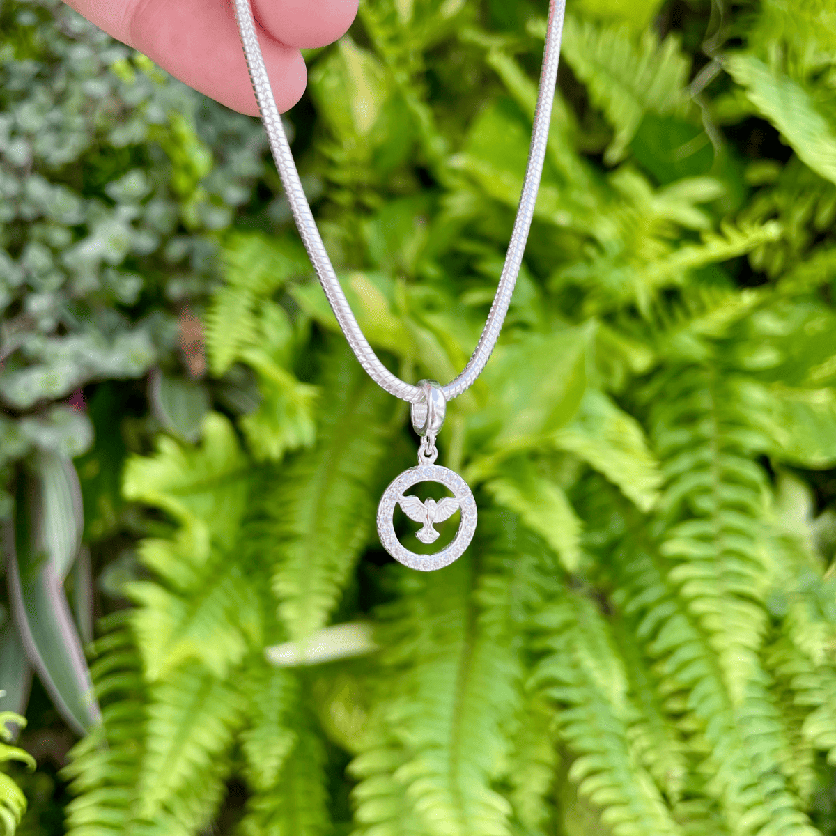 Berloque Mandala do Espirito Santo Vazada e com Zirconia em Prata 925