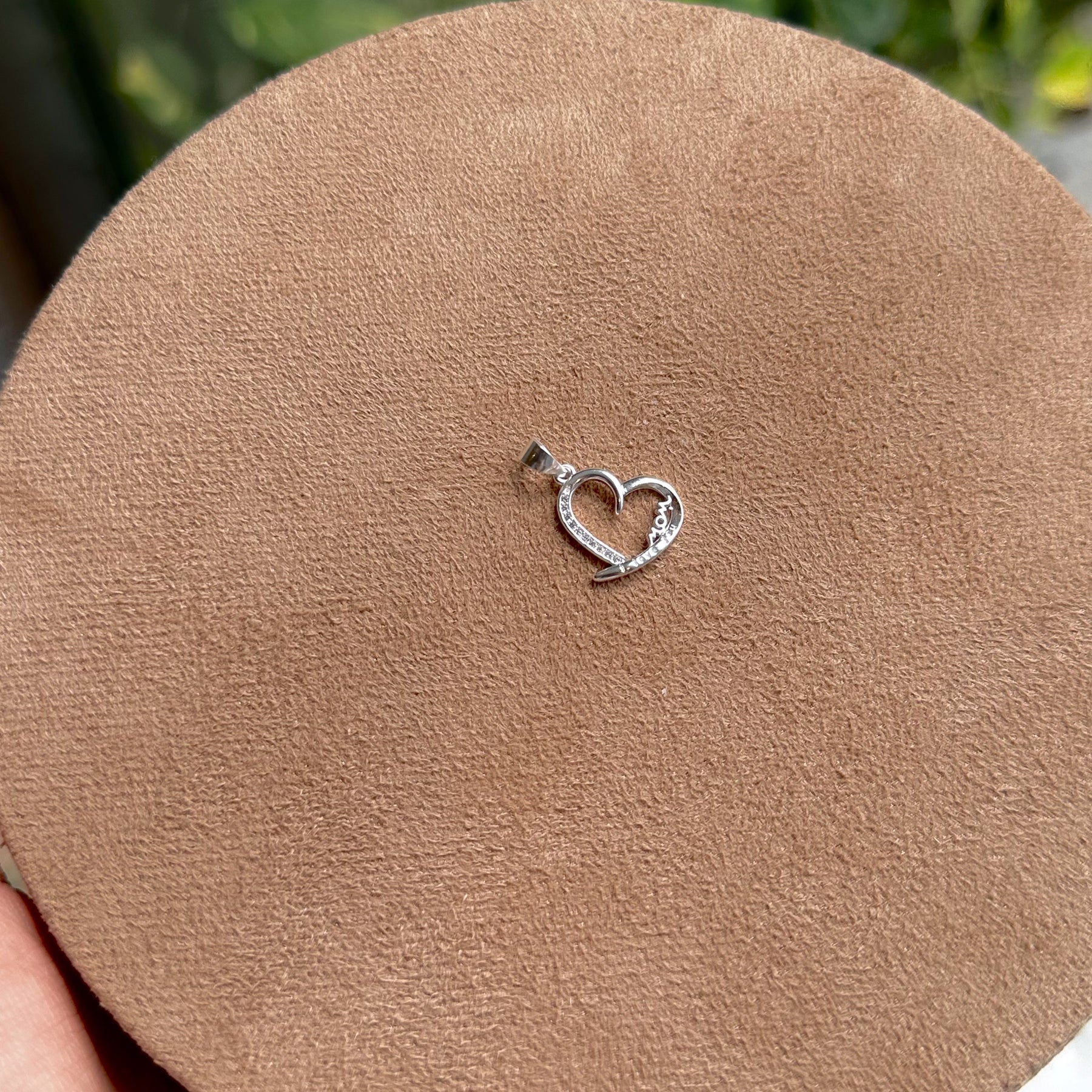 Pingente de Coração "Mon" com 1 Lado Cravejado em Prata 925