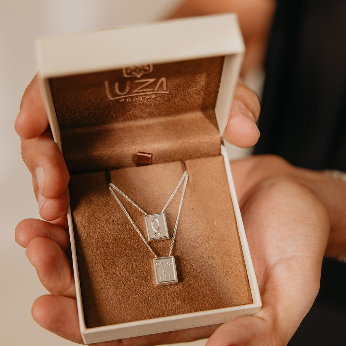 ESCAPULÁRIO LUZA COM MEDALHA DE PEIXE E FRASE "DEUS É VIDA" QUADRADO EM PRATA 925